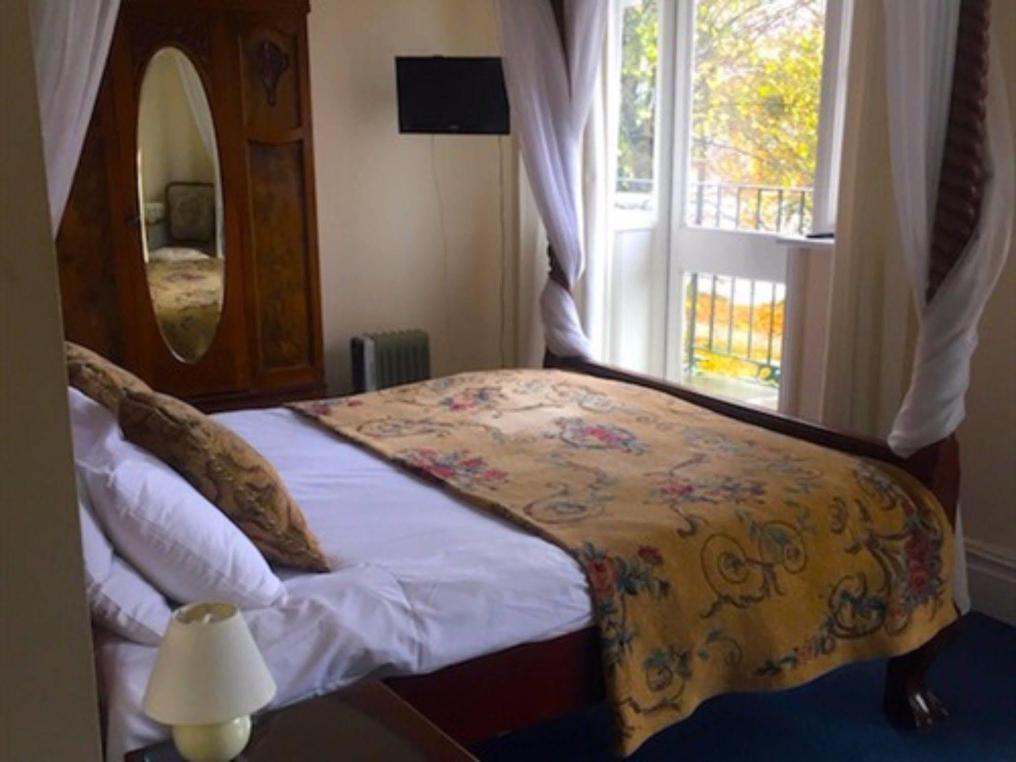 The Weir Hotel Уолтон-на-Темзе Экстерьер фото