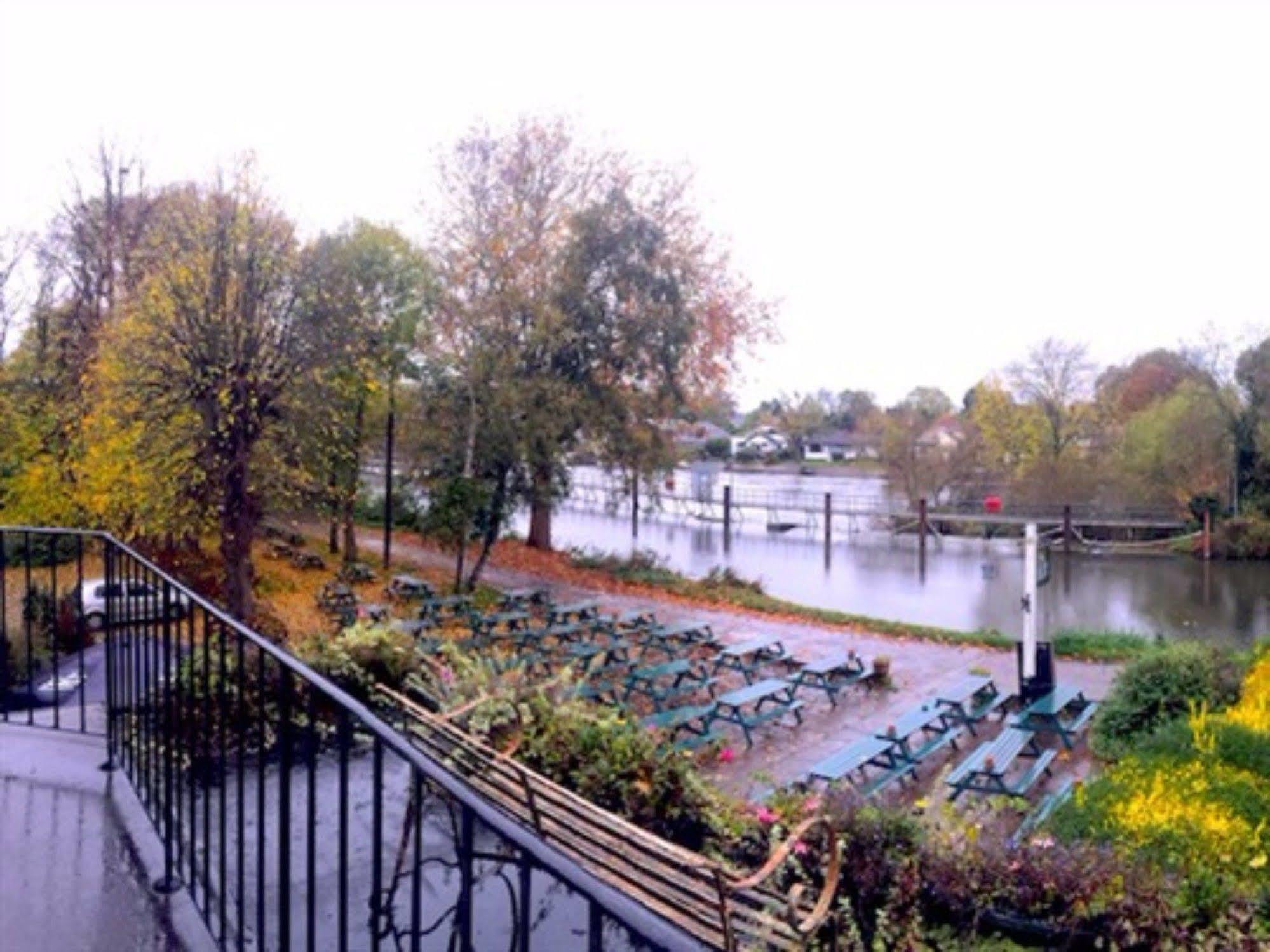The Weir Hotel Уолтон-на-Темзе Экстерьер фото