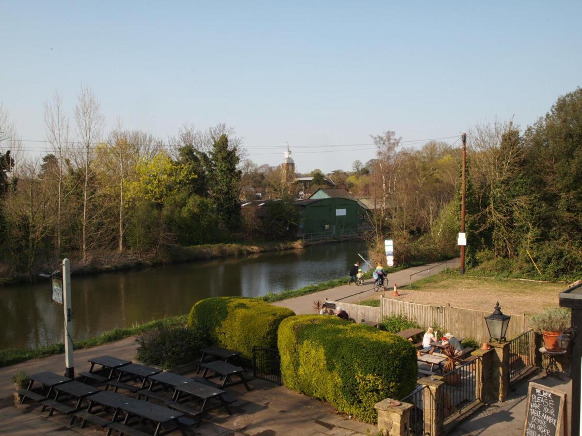 The Weir Hotel Уолтон-на-Темзе Экстерьер фото