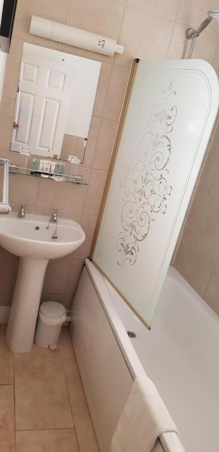 The Weir Hotel Уолтон-на-Темзе Экстерьер фото