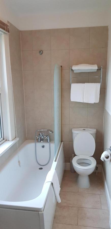The Weir Hotel Уолтон-на-Темзе Экстерьер фото